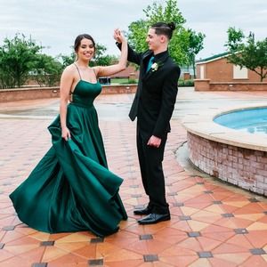 Dave & Johnny long emerald elegant dress w/ pockets